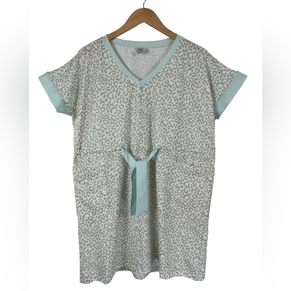 Busy Bees Smocks‎ Mom Leopard Print Cover-up